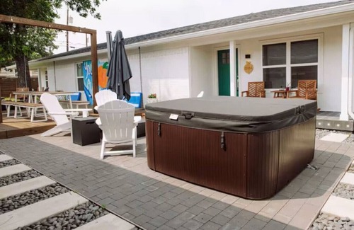 Austin Ave. Condo | Uptown Peach ~Suite Minutes from Magnolia + Baylor