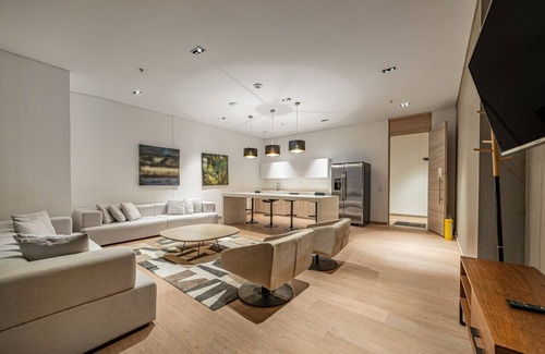 El Tesoro Apartment | Urban 1904 · Modern Apt 2BD /balcony near Amsterdam Plaza mall