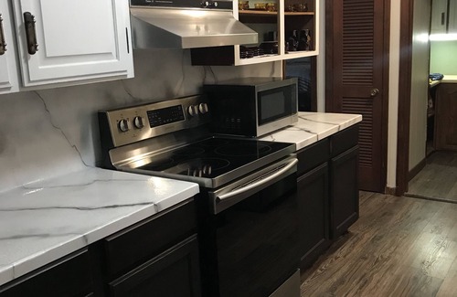 Little Rock House | Urban chic and comfortable w/garage parking