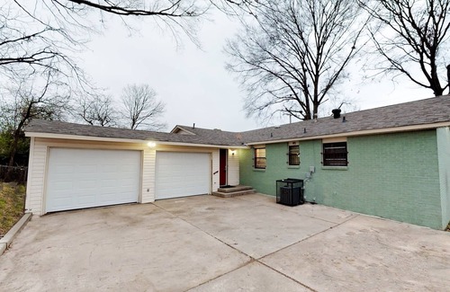 Little Rock House | Urban chic and comfortable w/garage parking