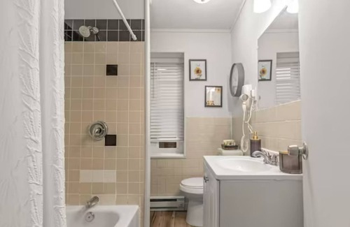 West Philadelphia Apartment | Urban Chic Bell View Apartment