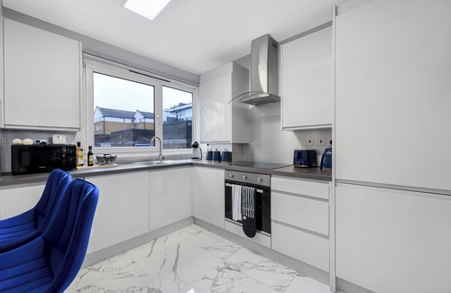 Hackney Wick Apartment | Urban Chic Getaway: 4-BR with an Outdoor Haven