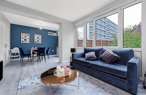 Hackney Wick Apartment | Urban Chic Getaway: 4-BR with an Outdoor Haven