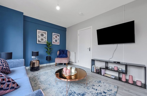 Hackney Wick Apartment | Urban Chic Getaway: 4-BR with an Outdoor Haven