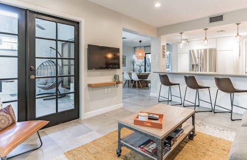 Coconut Grove House | Urban Chic Villa.. Experience Home Away From Home in the Heart of Coconut Grove