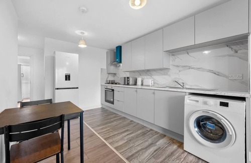 Leicester House | Urban Comfort: Stylish 3BR 2BATH with FREE Parking