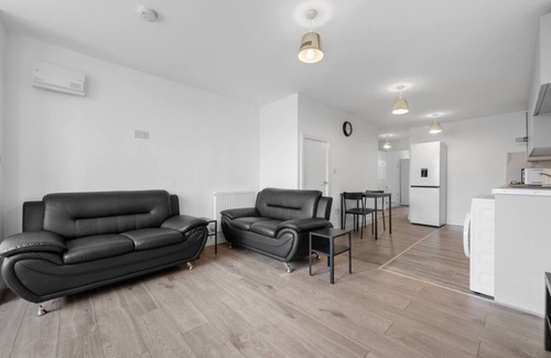 Leicester House | Urban Comfort: Stylish 3BR 2BATH with FREE Parking