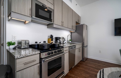 Avondale Apartment | Urban Comfort: Studio Getaway w/Private Balconyn