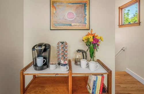 Laurelhurst House | Urban Escape ~ Premier Neighborhood ~ Close to Hospital ~ Fam Friendly