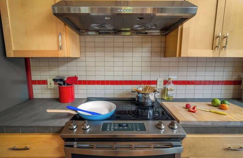 Laurelhurst House | Urban Escape ~ Premier Neighborhood ~ Close to Hospital ~ Fam Friendly