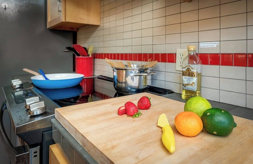 Laurelhurst House | Urban Escape ~ Premier Neighborhood ~ Close to Hospital ~ Fam Friendly