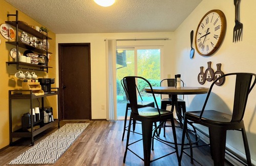 Olympia Apartment | Urban Evergreen Escape (B)