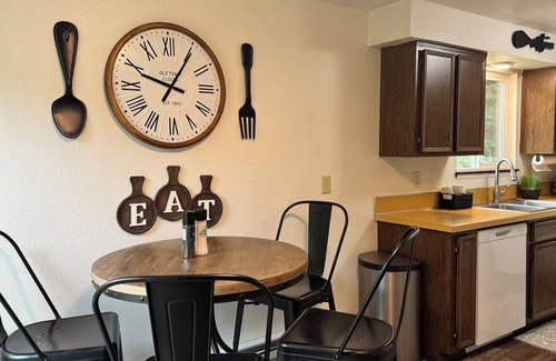 Olympia Apartment | Urban Evergreen Escape (B)
