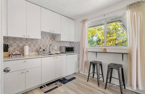 Southeast Calgary House | Urban Family Lodge- quiet, spacious, full kitchen, 3BR, sleep 8