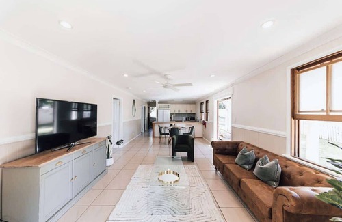 Eastern Heights House | Urban Getaway Colonial 2 bed Apartment Ipswich