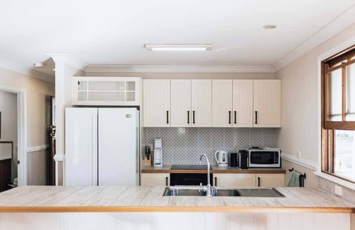 Eastern Heights House | Urban Getaway Ipswich Colonial 6 bed 3 bath