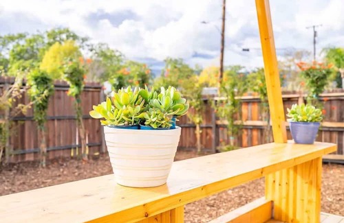 Bonita Cabin | Urban Glamping Oasis: Comfort & Adventure Combined