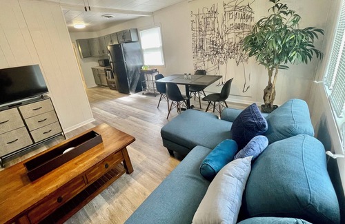 Hammond House | Urban Home near 80/94