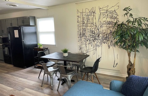 Hammond House | Urban Home near 80/94