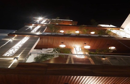 Zirakpur House | Urban homestay 8bhk individual rooms-swimming pool, projector,table tennis