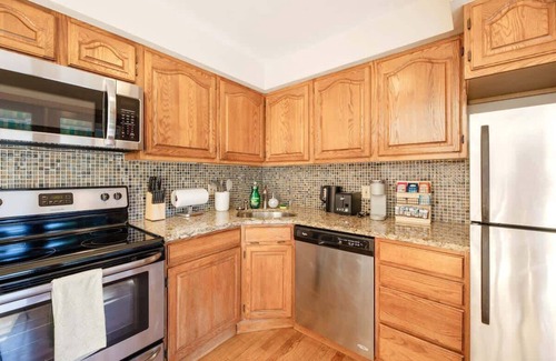 Wedgwood Apartment | Urban Nest 2b1b Upper Unit | Next to UW