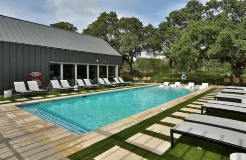 West Oak Hill Apartment | Urban Oasis 2BD 2BR Apartment