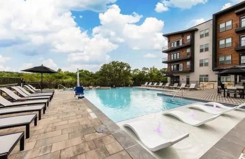 West Oak Hill Apartment | Urban Oasis 2BD 2BR Apartment