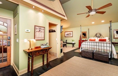 Cherokee Triangle House | Urban Oasis ~ Charming Cottage w/Private Garden