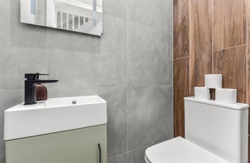 Harrow Apartment | Urban Oasis - Chic 4BR Stay Perfect for Big Groups