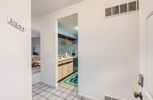 Glenwood Grove - North Iris Apartment | Urban Oasis: Cozy Furnished 1 BDR in Boulder