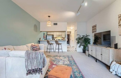 Glenwood Grove - North Iris Apartment | Urban Oasis: Cozy Furnished 1 BDR in Boulder