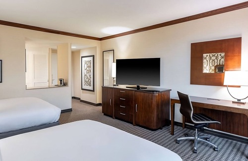 Alexandria West Hotel | Urban Oasis in the Heart of Alexandria! 3 Relaxing Units, Swimming Pool!