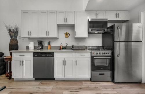 Wilshire Apartment | Urban Oasis Loft 1BR Koreatown Hollywood Private Parking Balcony