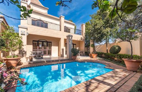 Lone Hill Apartment | Urban Oasis Studio with balcony in Fourways