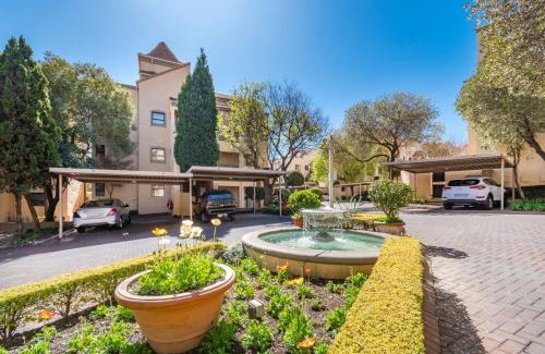 Lone Hill Apartment | Urban Oasis Studio with balcony in Fourways