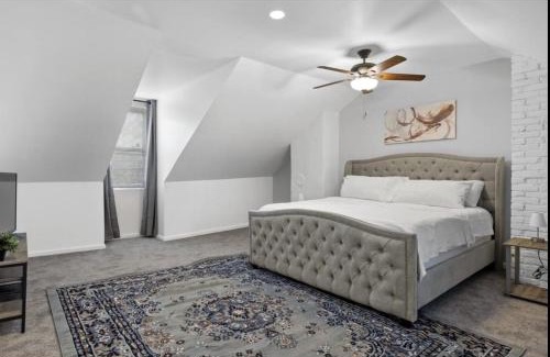 Etna House | Urban Oasis: Stylish City House with Modern Amenities