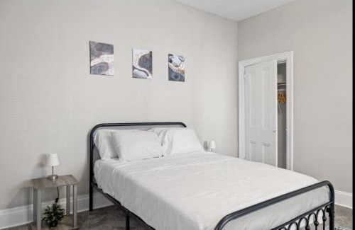 Etna House | Urban Oasis: Stylish City House with Modern Amenities