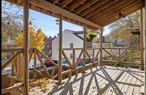 Etna House | Urban Oasis: Stylish City House with Modern Amenities