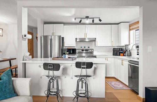 Inglewood House | Urban Sanctuary | Chic 3BR Inglewood Stay w/Yard