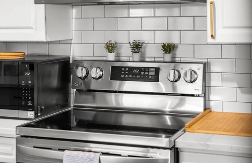 Inglewood House | Urban Sanctuary | Chic 3BR Inglewood Stay w/Yard