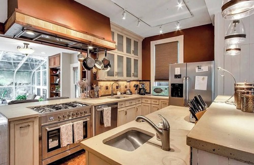 Nyack House | US OPEN "The Stable" A Charming 3-bedroom house in Nyack with a TENNIS COURT