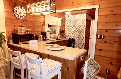 Arrowbear Lake Cabin | Cheerful 2-bedroom cabin with indoor fireplace