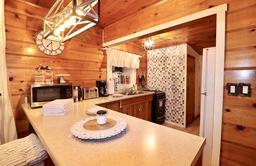 Arrowbear Lake Cabin | Cheerful 2-bedroom cabin with indoor fireplace