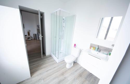 Saint-Quentin Apartment | !USHUIÄ! Superbe studio HOME STAGING en plein CENTRE-VILLE.