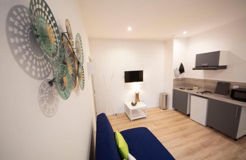 Saint-Quentin Apartment | !USHUIÄ! Superbe studio HOME STAGING en plein CENTRE-VILLE.