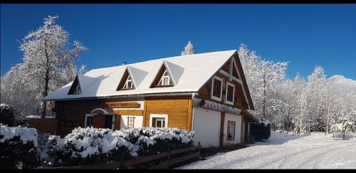Velky Slavkov House | V ihličí