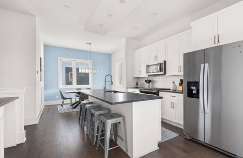 Nashville Condo | V814 ~ East Nashville ~ Garage Parking ~ 8 Min to Broadway /Downtown ~ Walk to Grimeys