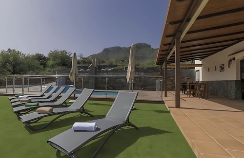 San Bartolome de Tirajana House | Vacation Home 'Vivienda 1' with Mountain View, Shared Pool and Private Terrace