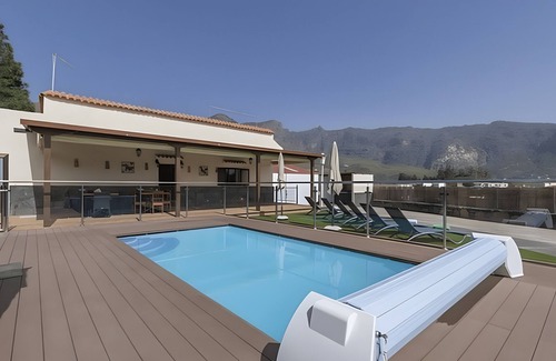 San Bartolome de Tirajana House | Vacation Home 'Vivienda 1' with Mountain View, Shared Pool and Private Terrace