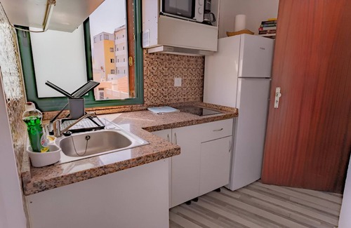 Puerto de la Cruz Apartment | Vacation Apartment 'Apartamento Vista Al Muelle' with Sea View, Shared Pool and Wi-Fi